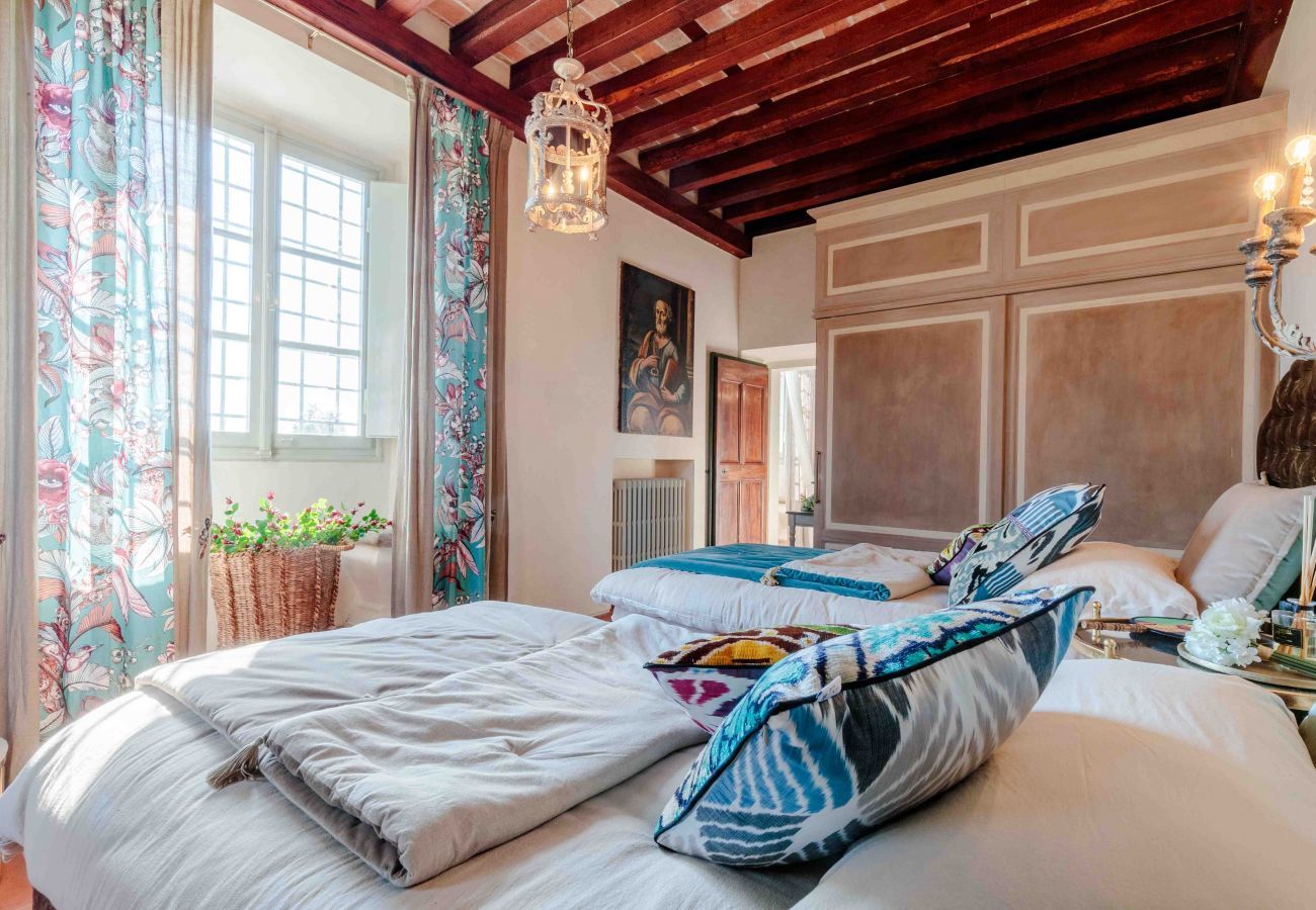 Villa in Lucca - VILLA IL CASTELLO: Vibrant Sanctuary of Enchanting Colours. 6 Bedrooms, Private Pool