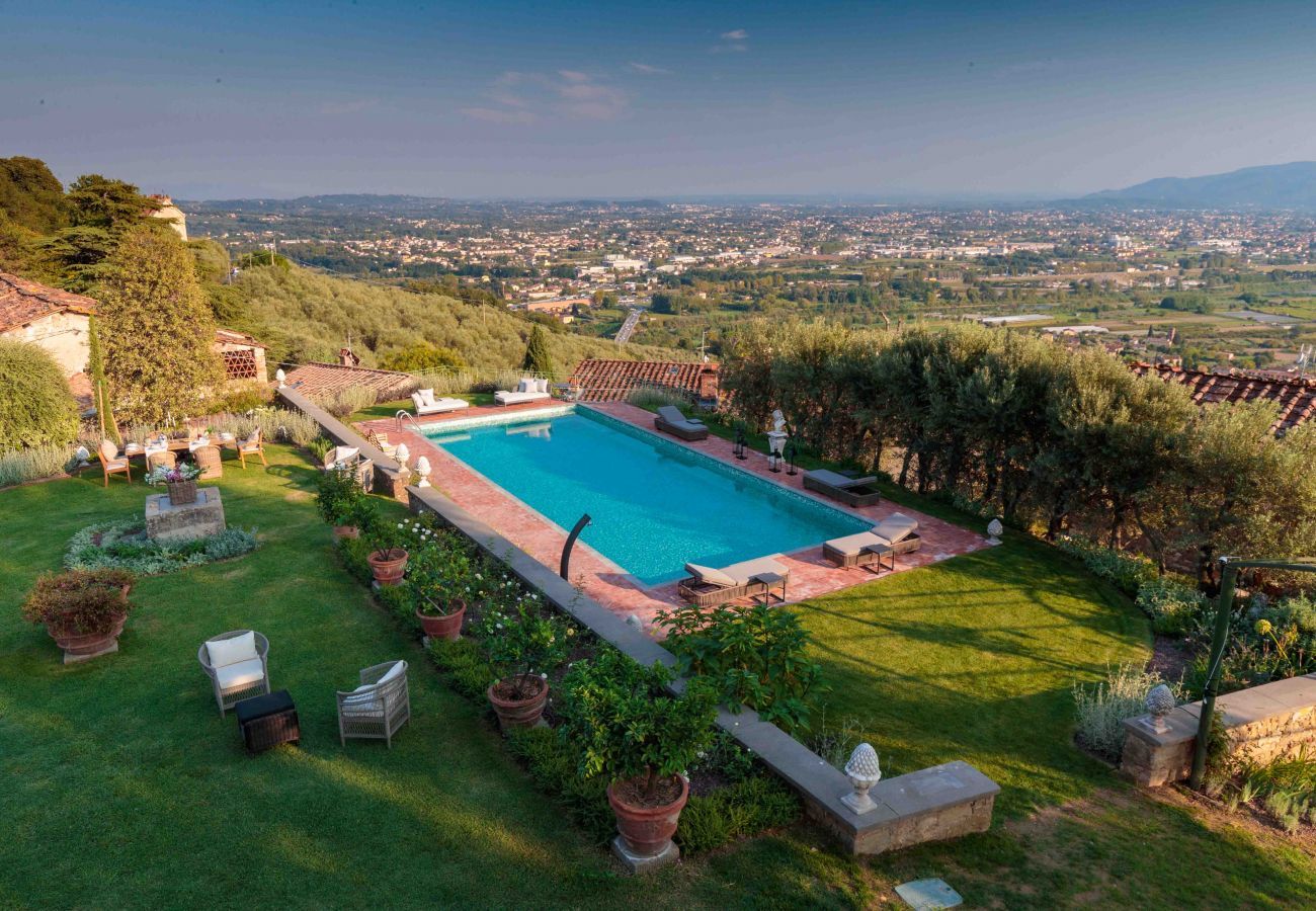 Villa in Lucca - VILLA IL CASTELLO: Vibrant Sanctuary of Enchanting Colours. 6 Bedrooms, Private Pool