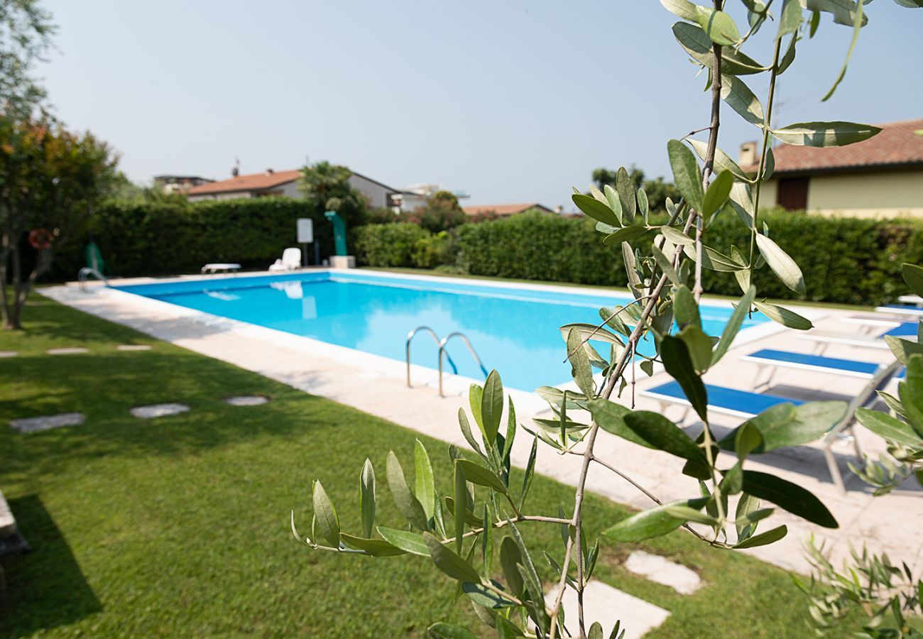 Ferienwohnung in Lazise - Regarda – Zweizimmerwohnung Ortensia in Lazise mit Pool und Garten