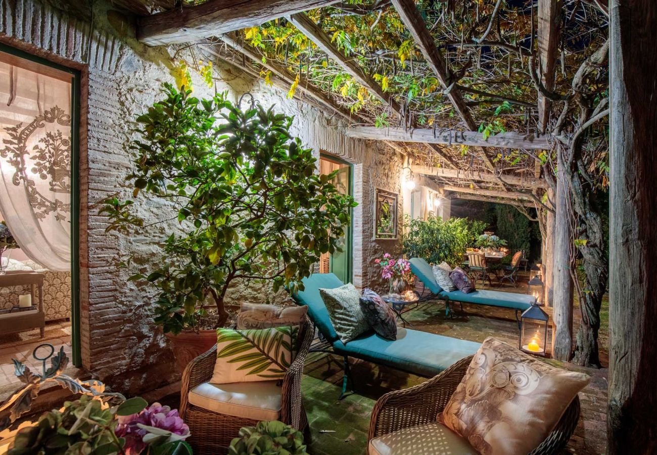 Villa in Lucca - Villa Gufo. The Place to Be. Panoramic Private Pool with a Lucca View and Private Tennis Court