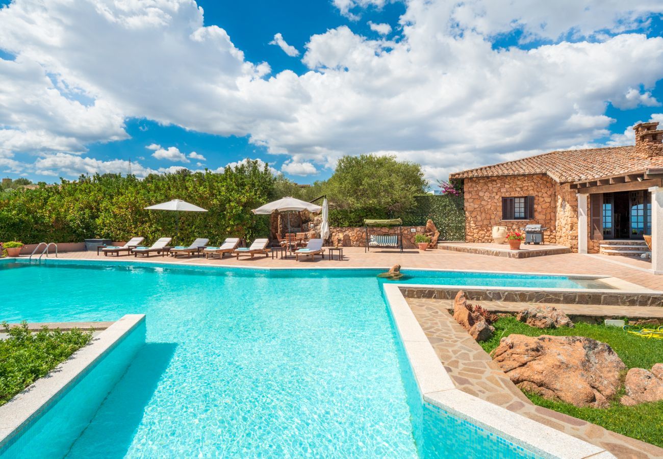 Villa in Porto San Paolo - Villa Halliv - Infinity-Pool mit Blick auf die Bucht von Tavolara