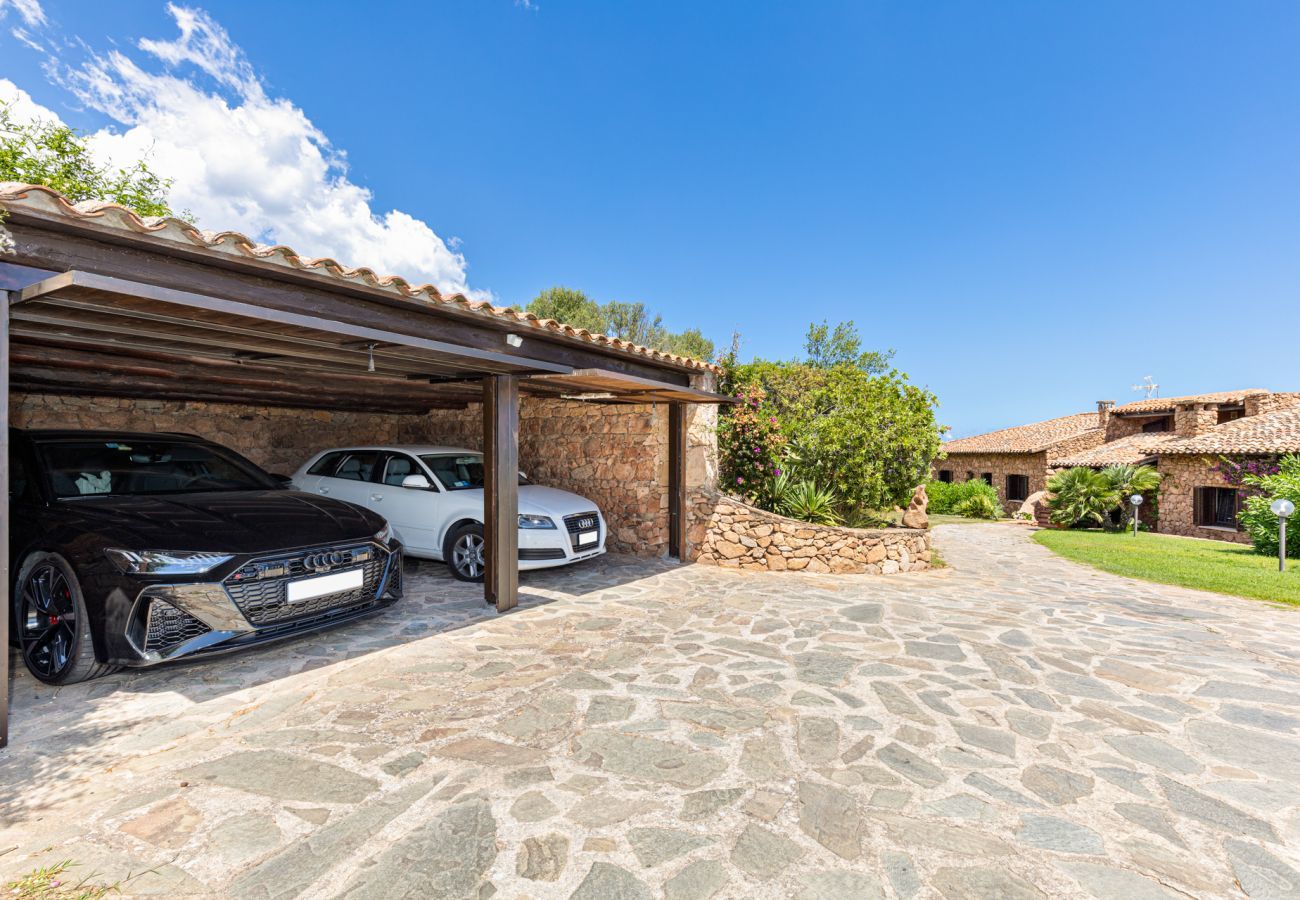 Villa in Porto San Paolo - Villa Halliv - Infinity-Pool mit Blick auf die Bucht von Tavolara