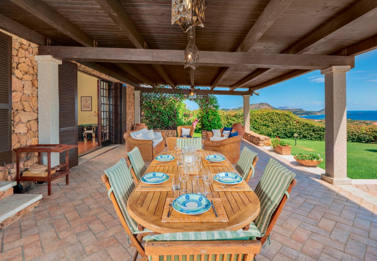 Villa in Porto San Paolo - Villa Halliv - Infinity-Pool mit Blick auf die Bucht von Tavolara