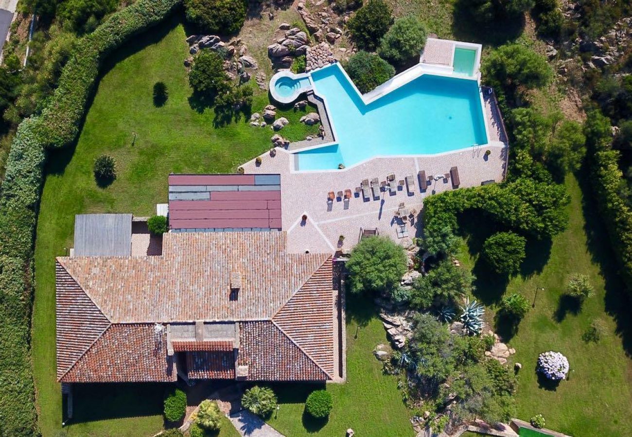 Villa in Porto San Paolo - Villa Halliv - Infinity-Pool mit Blick auf die Bucht von Tavolara