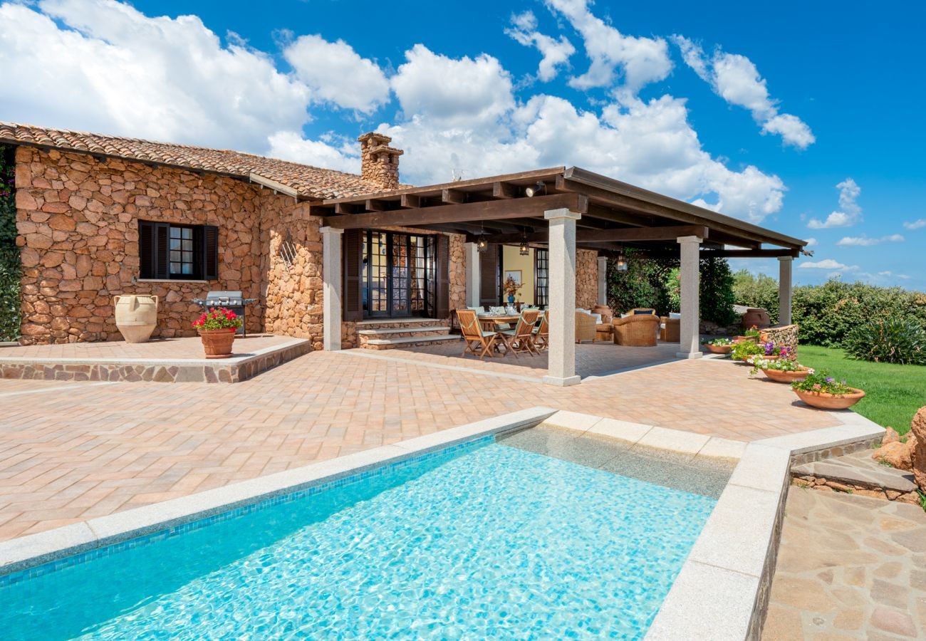 Villa in Porto San Paolo - Villa Halliv - Infinity-Pool mit Blick auf die Bucht von Tavolara