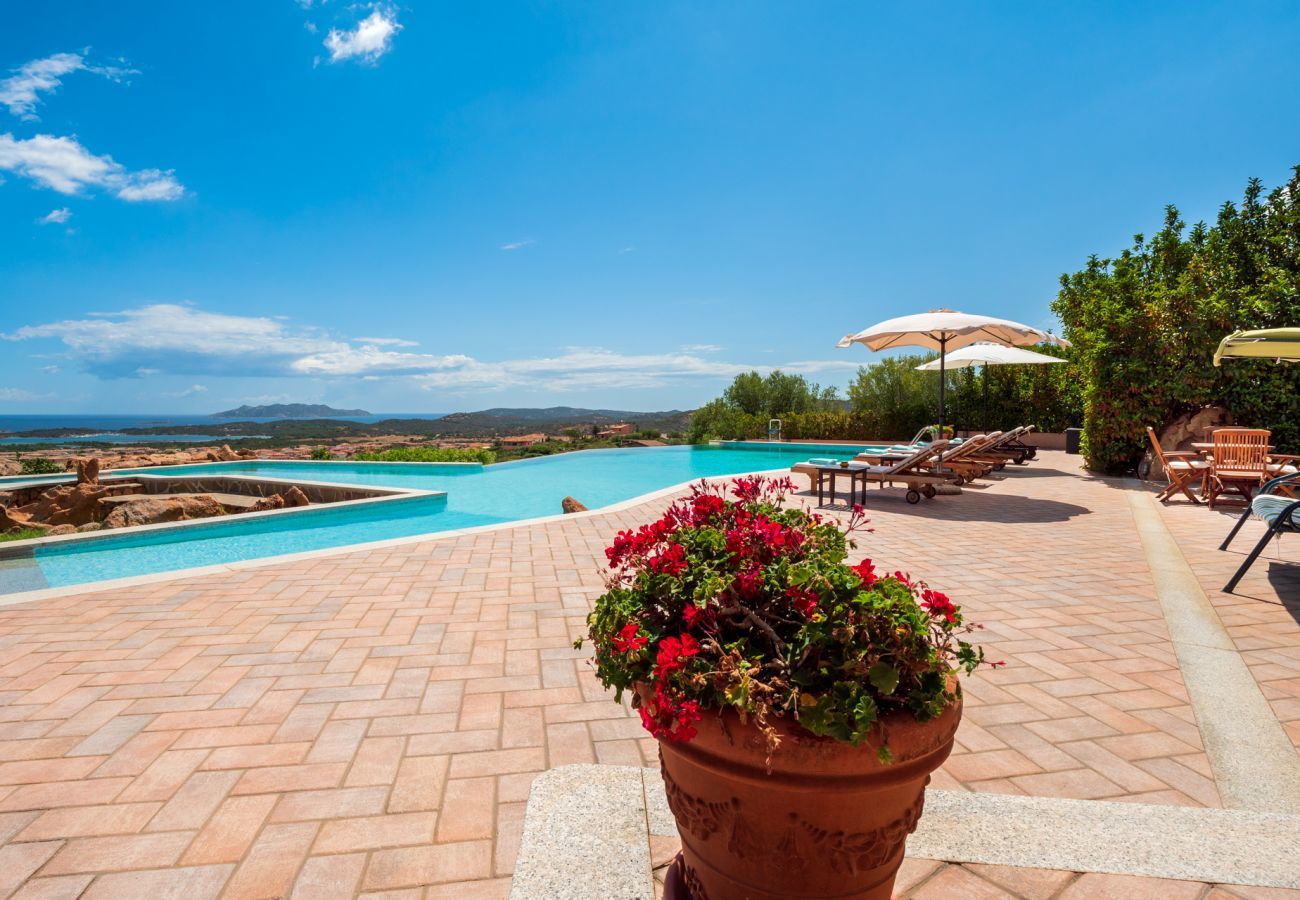 Villa in Porto San Paolo - Villa Halliv - Infinity-Pool mit Blick auf die Bucht von Tavolara