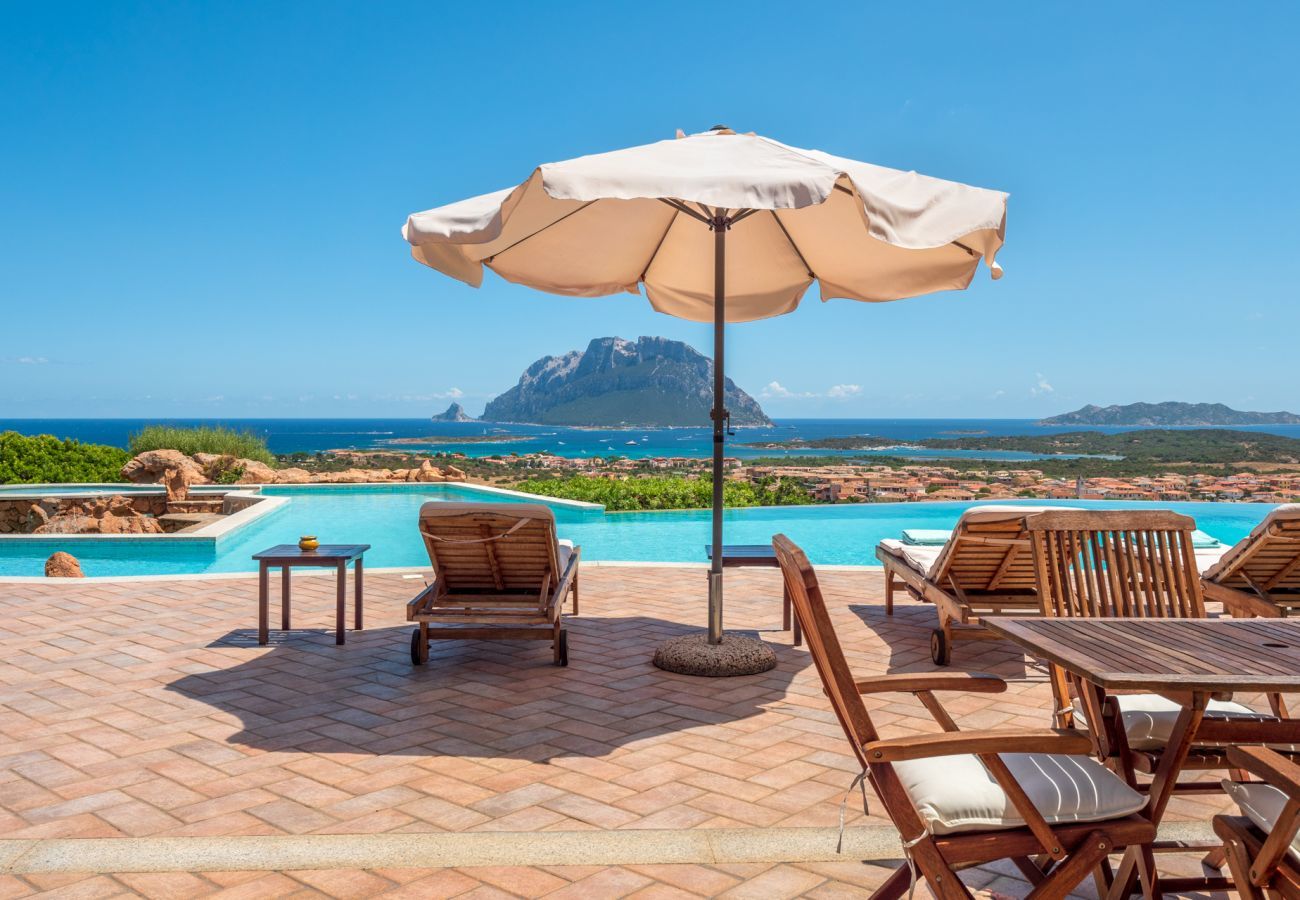 Villa in Porto San Paolo - Villa Halliv - Infinity-Pool mit Blick auf die Bucht von Tavolara