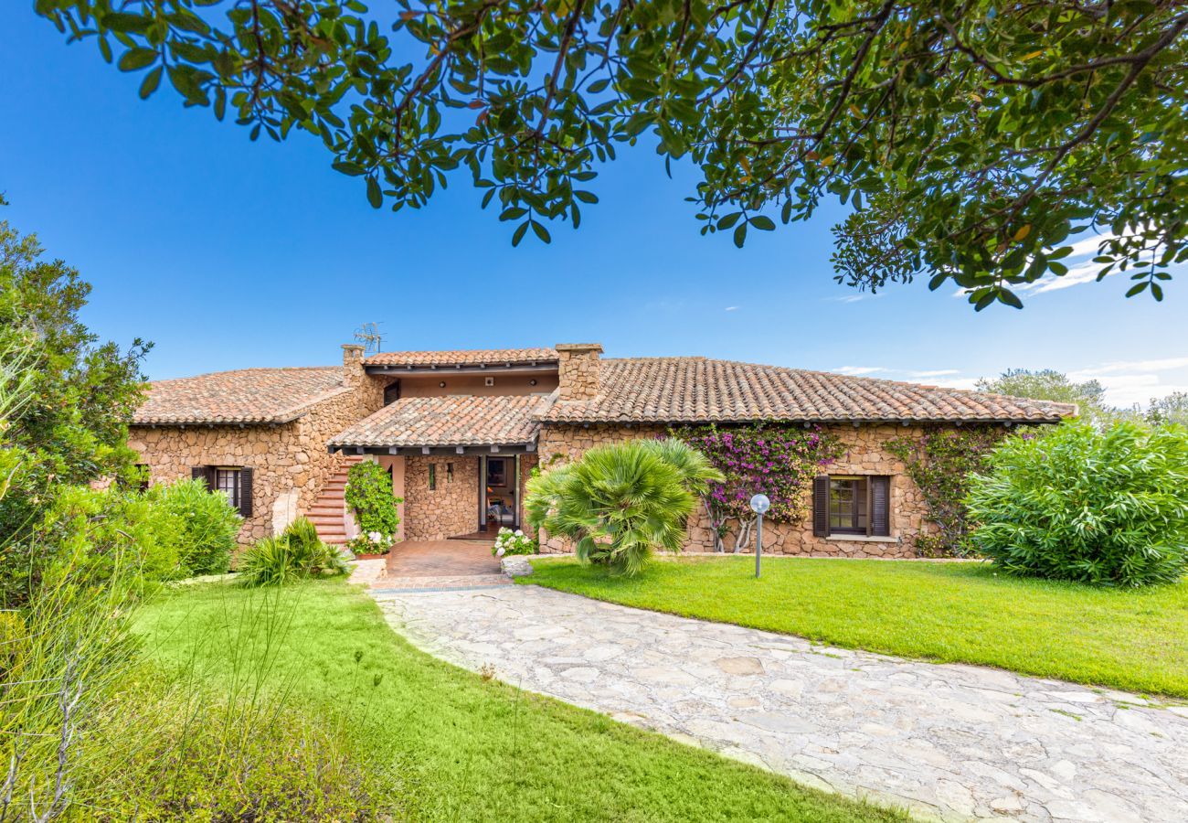 Villa in Porto San Paolo - Villa Halliv - Infinity-Pool mit Blick auf die Bucht von Tavolara