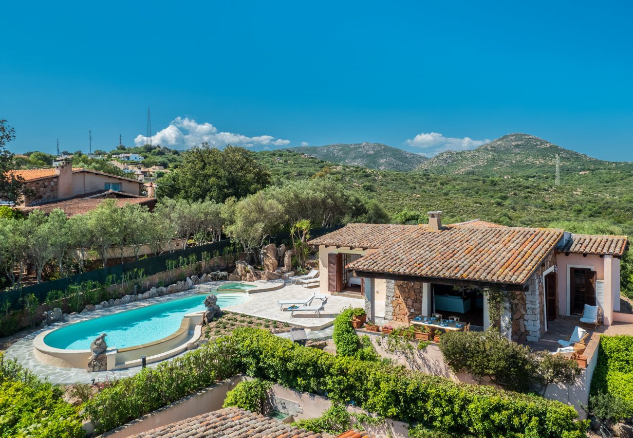 Villa in Porto San Paolo - Villa Kiki - Villa mit Infinity-Pool und Blick auf Tavolara | Klodge