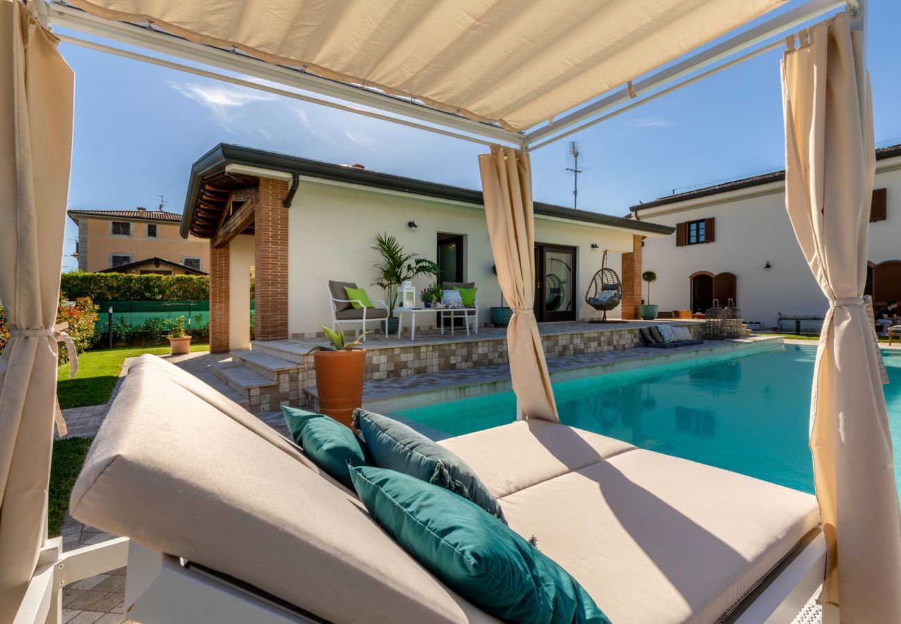 Villa in Viareggio - The Luxury Beach Villa with shared Swimming Pool, between Viareggio and Torre del Lago Puccini