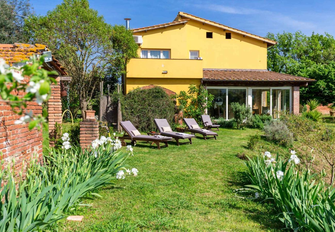 Villa in Capannori - Villa Lorena, a Family Vintage Home with Indoor Pool, Air Conditioning, Outdoor Pool, Fitness Room & Wifi