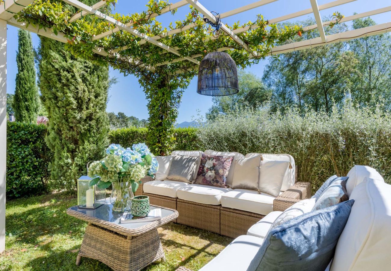 Villa in Lucca - Villa Hilary, a Convenient Luxury 4 bedrooms Villa with Sharing Pool on the Hills by Lucca