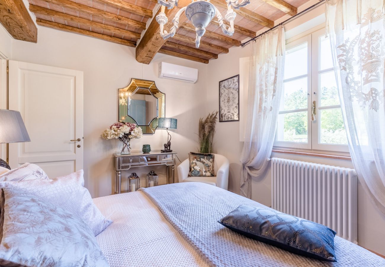 Villa in Lucca - Villa Hilary, a Convenient Luxury 4 bedrooms Villa with Sharing Pool on the Hills by Lucca