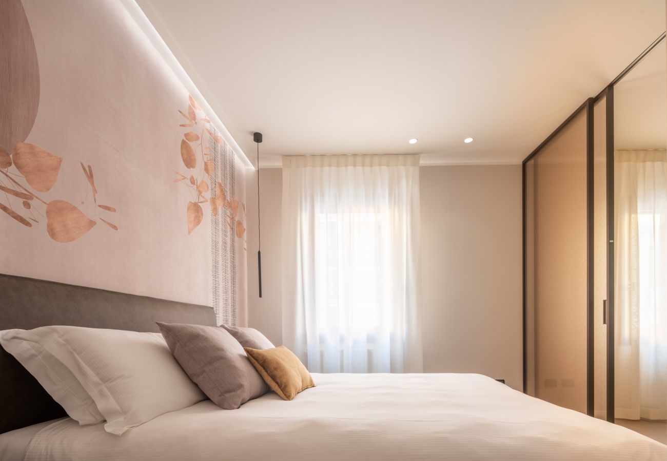 Ferienwohnung in Dorsoduro - Accademia Design Apartment with Balcony R&R