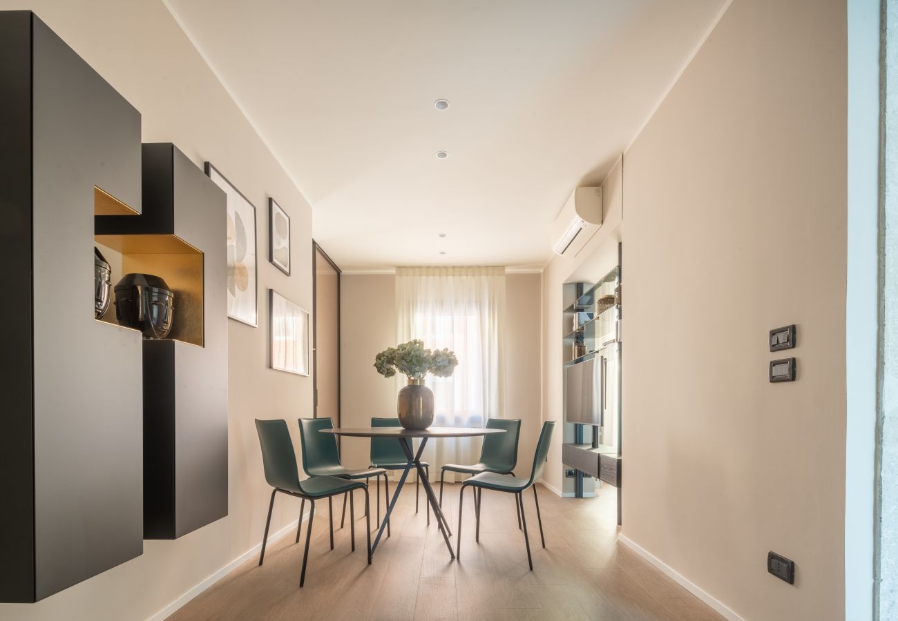 Ferienwohnung in Dorsoduro - Accademia Design Apartment with Balcony R&R