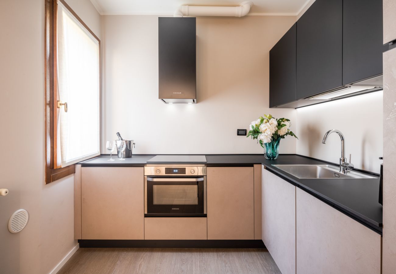 Ferienwohnung in Dorsoduro - Accademia Design Apartment with Balcony R&R