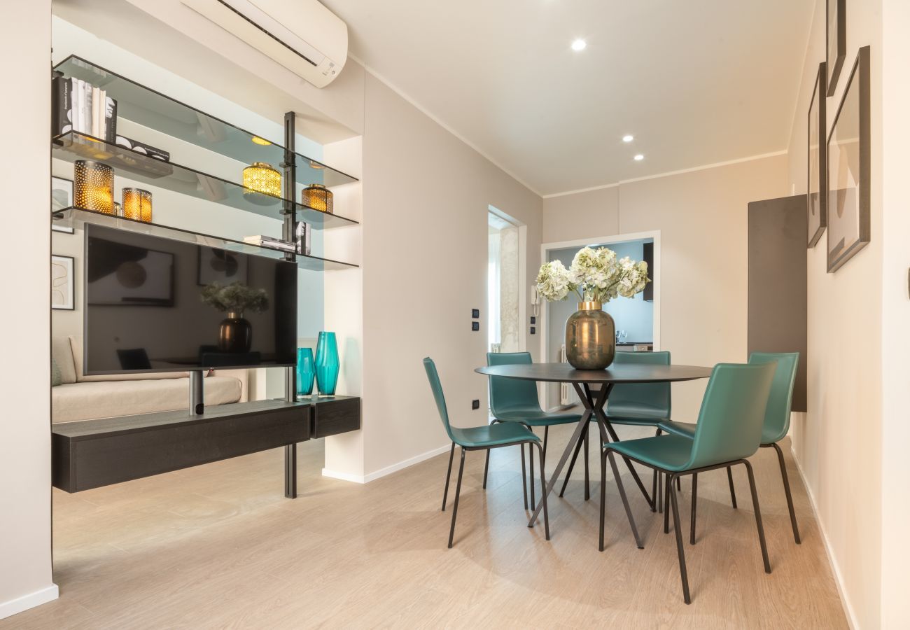 Ferienwohnung in Dorsoduro - Accademia Design Apartment with Balcony R&R