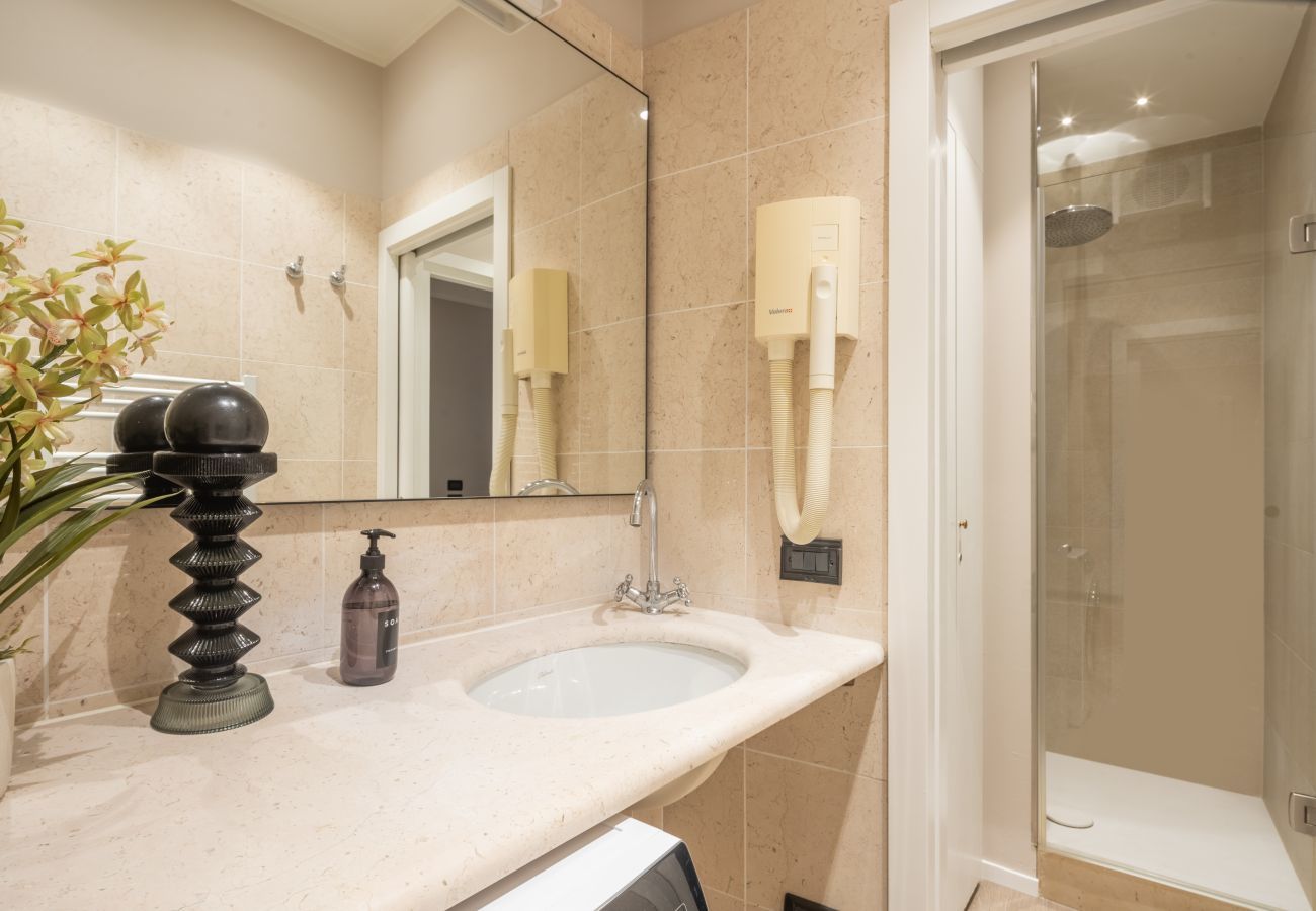 Ferienwohnung in Dorsoduro - Accademia Design Apartment with Balcony R&R