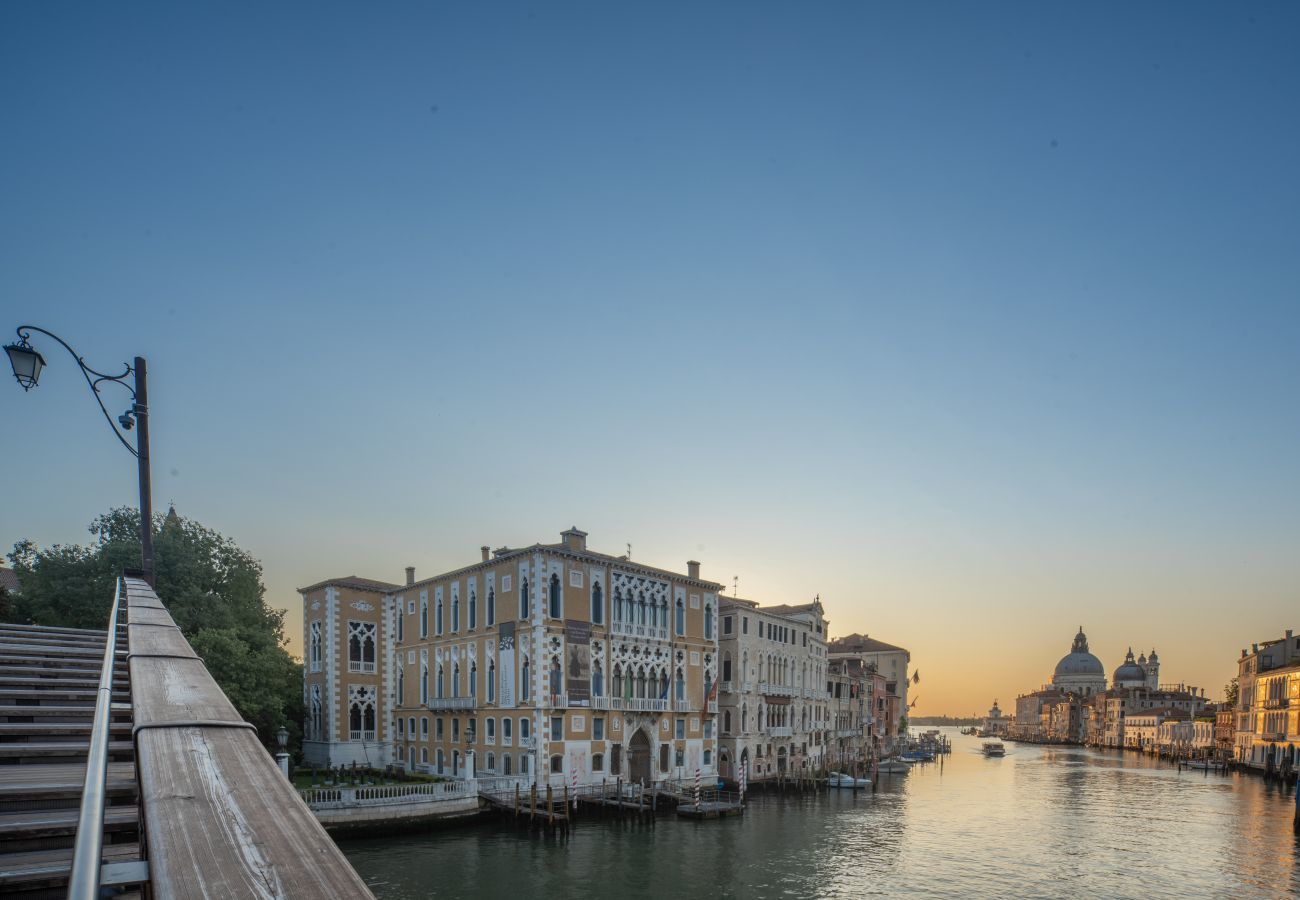Ferienwohnung in Dorsoduro - Accademia Design Apartment with Balcony R&R