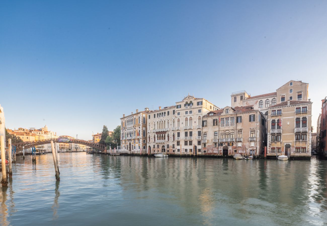 Ferienwohnung in Dorsoduro - Accademia Design Apartment with Balcony R&R 