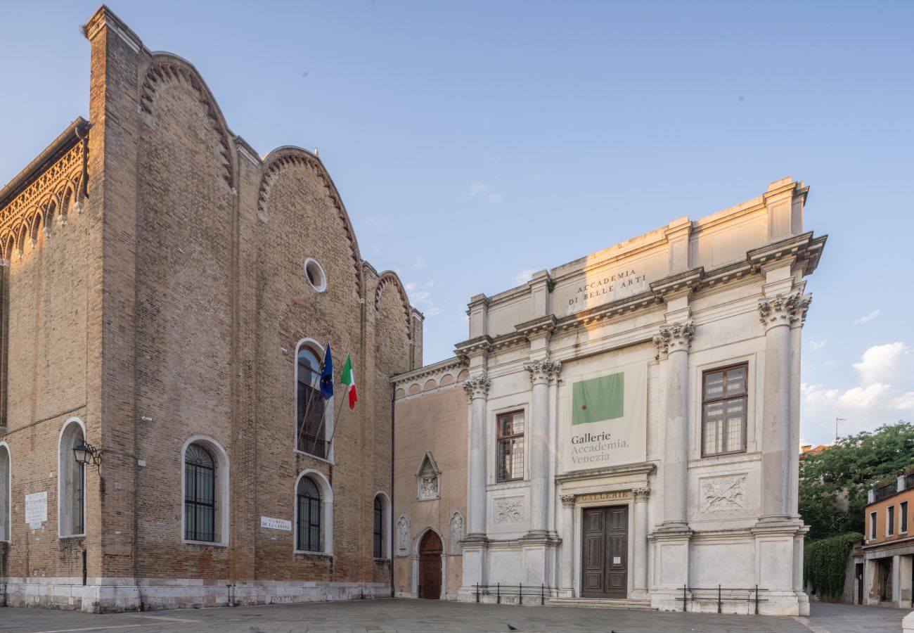 Ferienwohnung in Dorsoduro - Accademia Design Apartment with Balcony R&R 