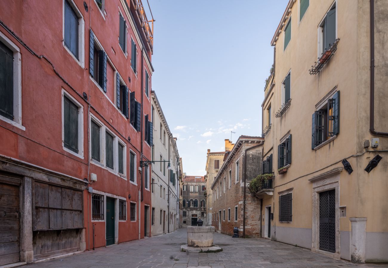 Ferienwohnung in Dorsoduro - Accademia Design Apartment with Balcony R&R 