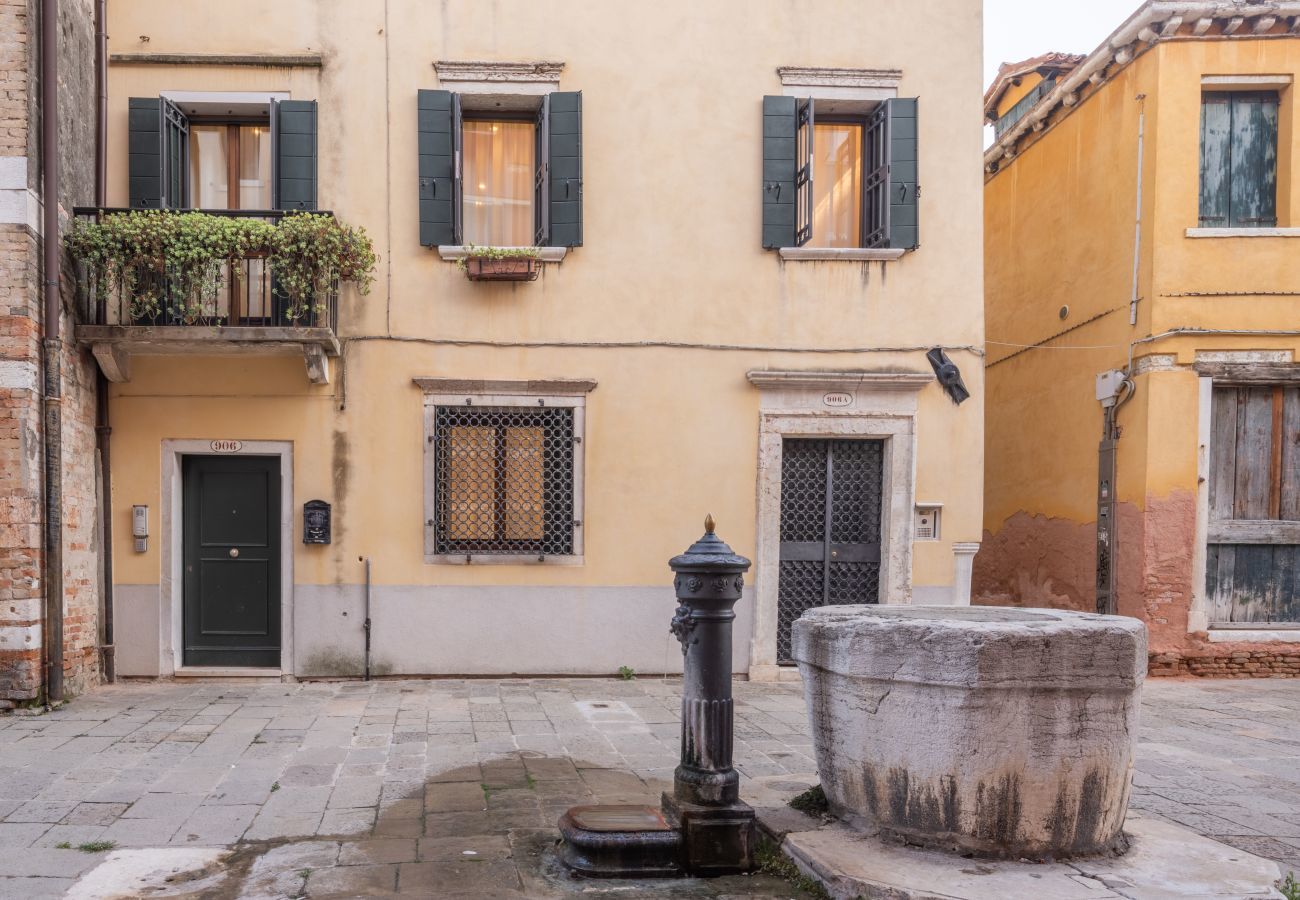 Ferienwohnung in Dorsoduro - Accademia Design Apartment with Balcony R&R
