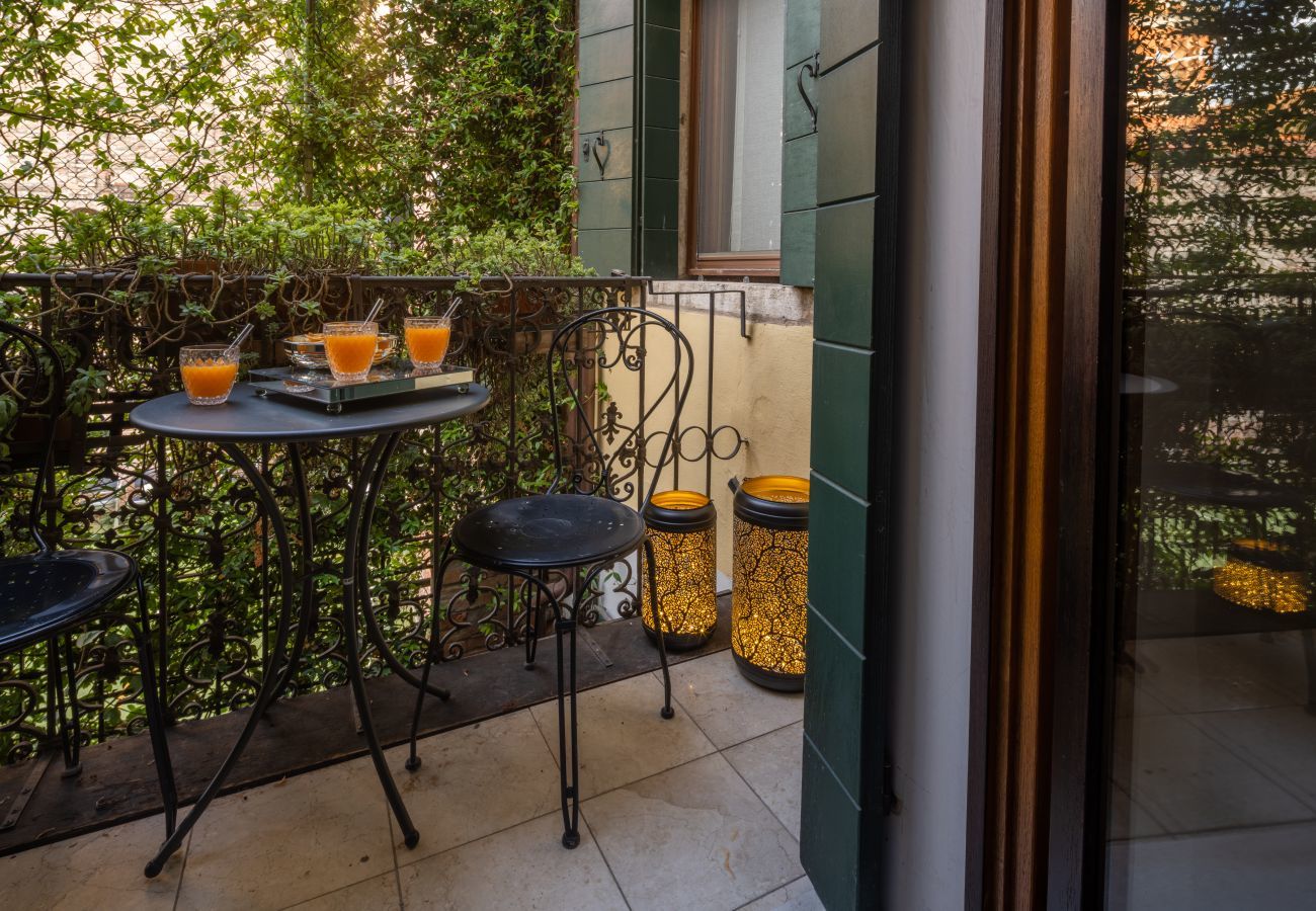 Ferienwohnung in Dorsoduro - Accademia Design Apartment with Balcony R&R