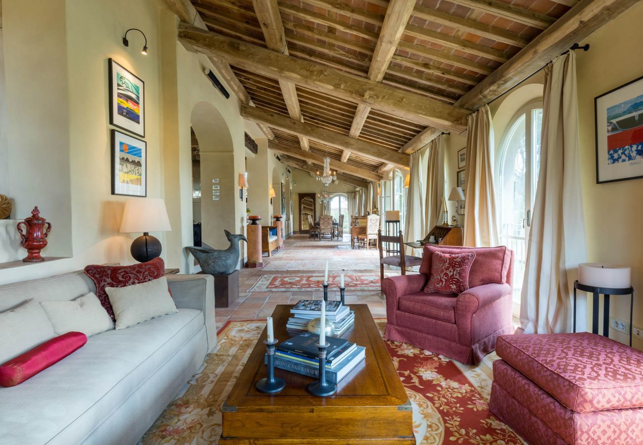 Villa in Lucca - Villa Petra - Villa Petra - Magnificent wine estate property pictured among enchanting views