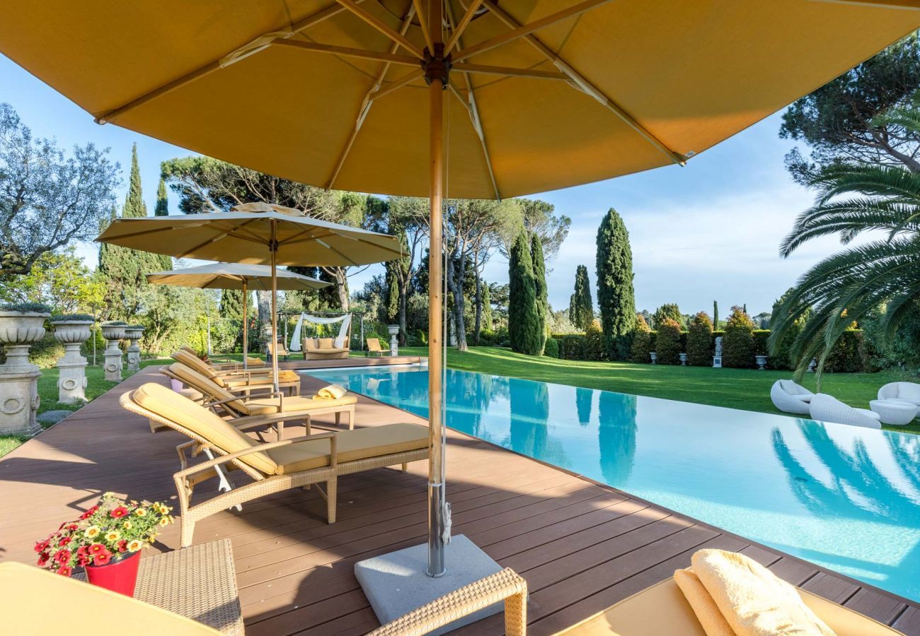 Villa in Lucca - Villa Petra - Luxury Wine Estate Villa Framed Among Lucca' Hills