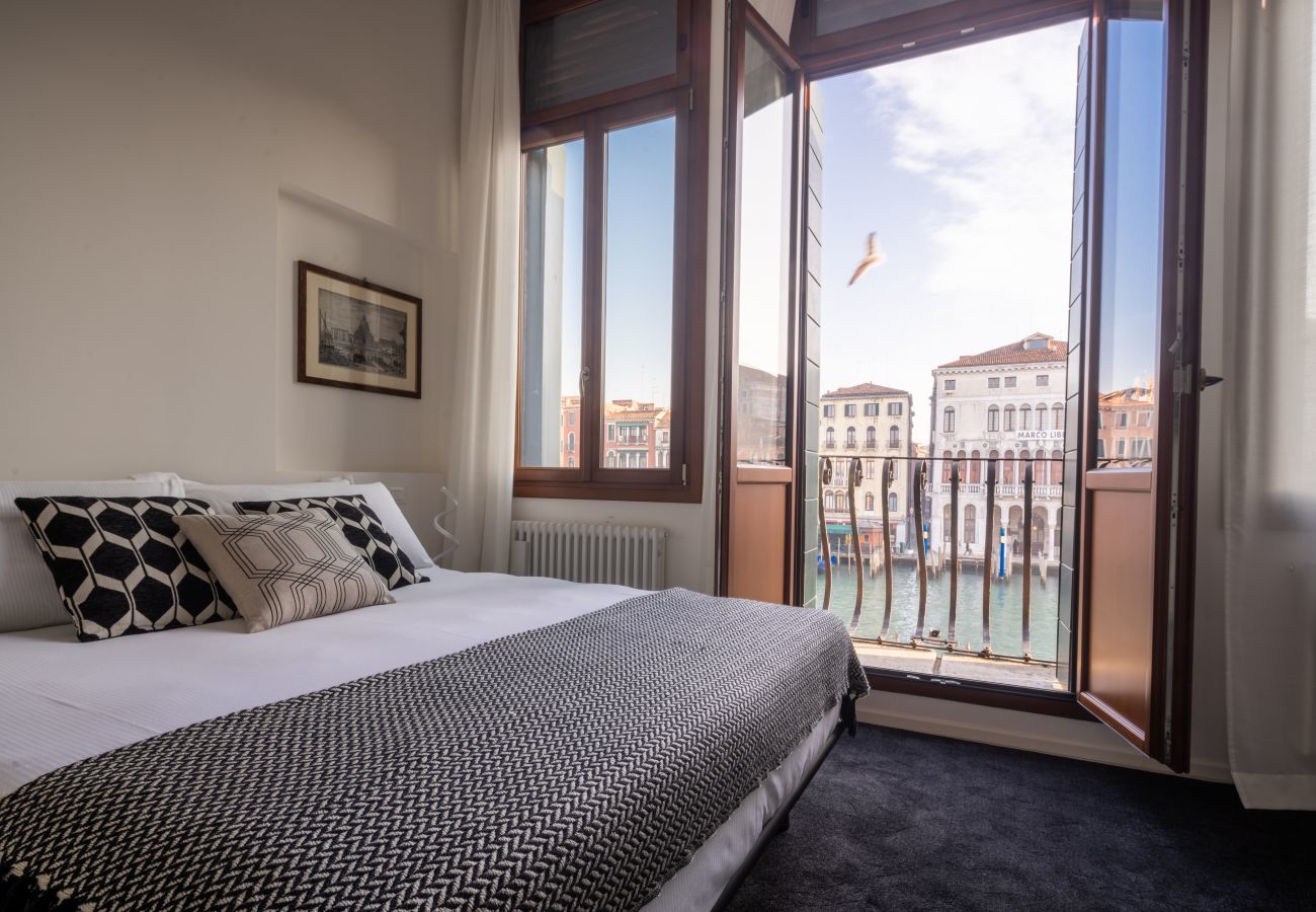 Ferienwohnung in Venedig - Design Apartment with balcony on the Grand Canal R&R