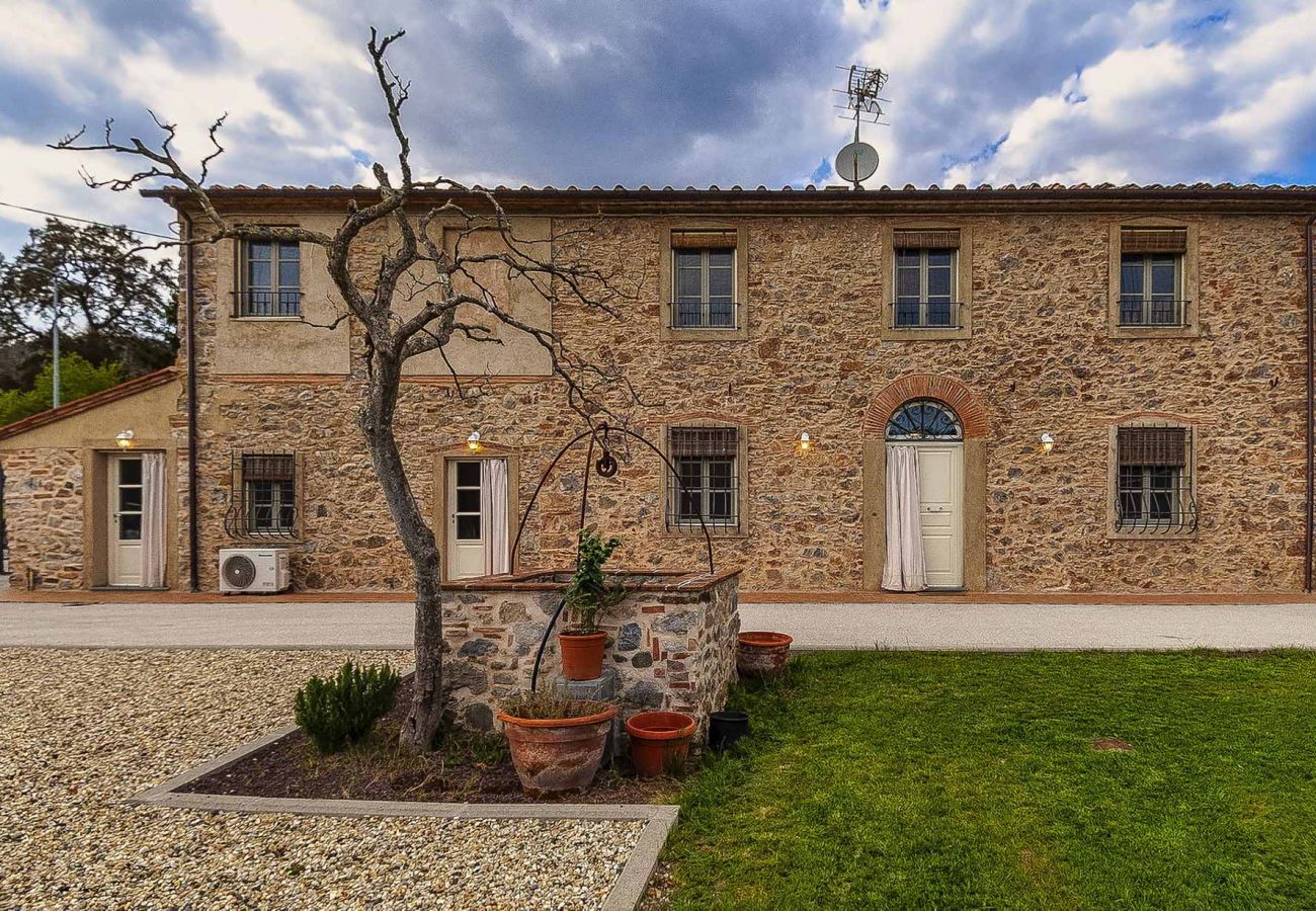Villa in Pescaglia - Villa Cristina, modern farmhouse with Private Pool between Lucca and the Beach of Camaiore