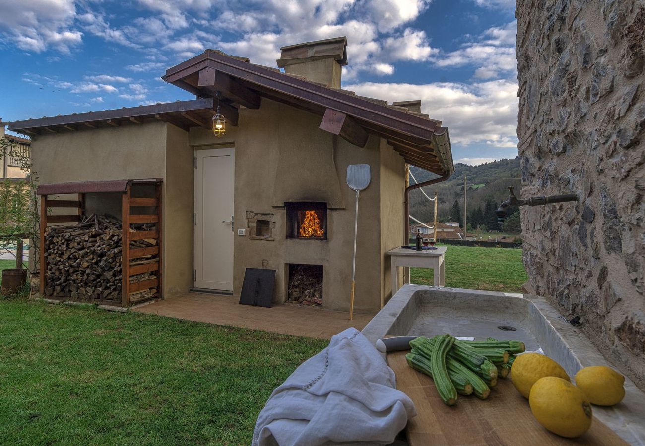 Villa in Pescaglia - Villa Cristina, modern farmhouse with Private Pool between Lucca and the Beach of Camaiore