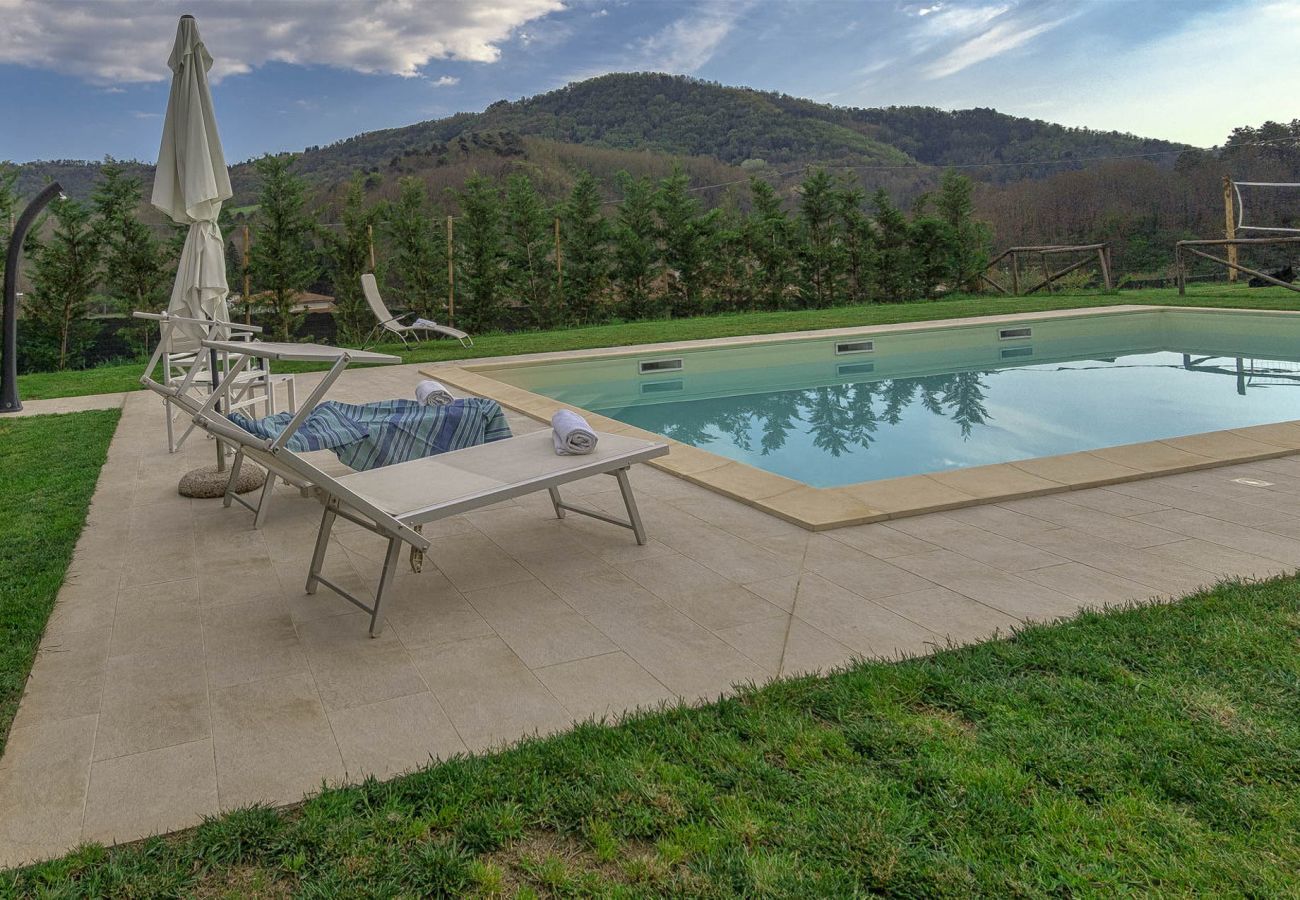 Villa in Pescaglia - Villa Cristina, modern farmhouse with Private Pool between Lucca and the Beach of Camaiore