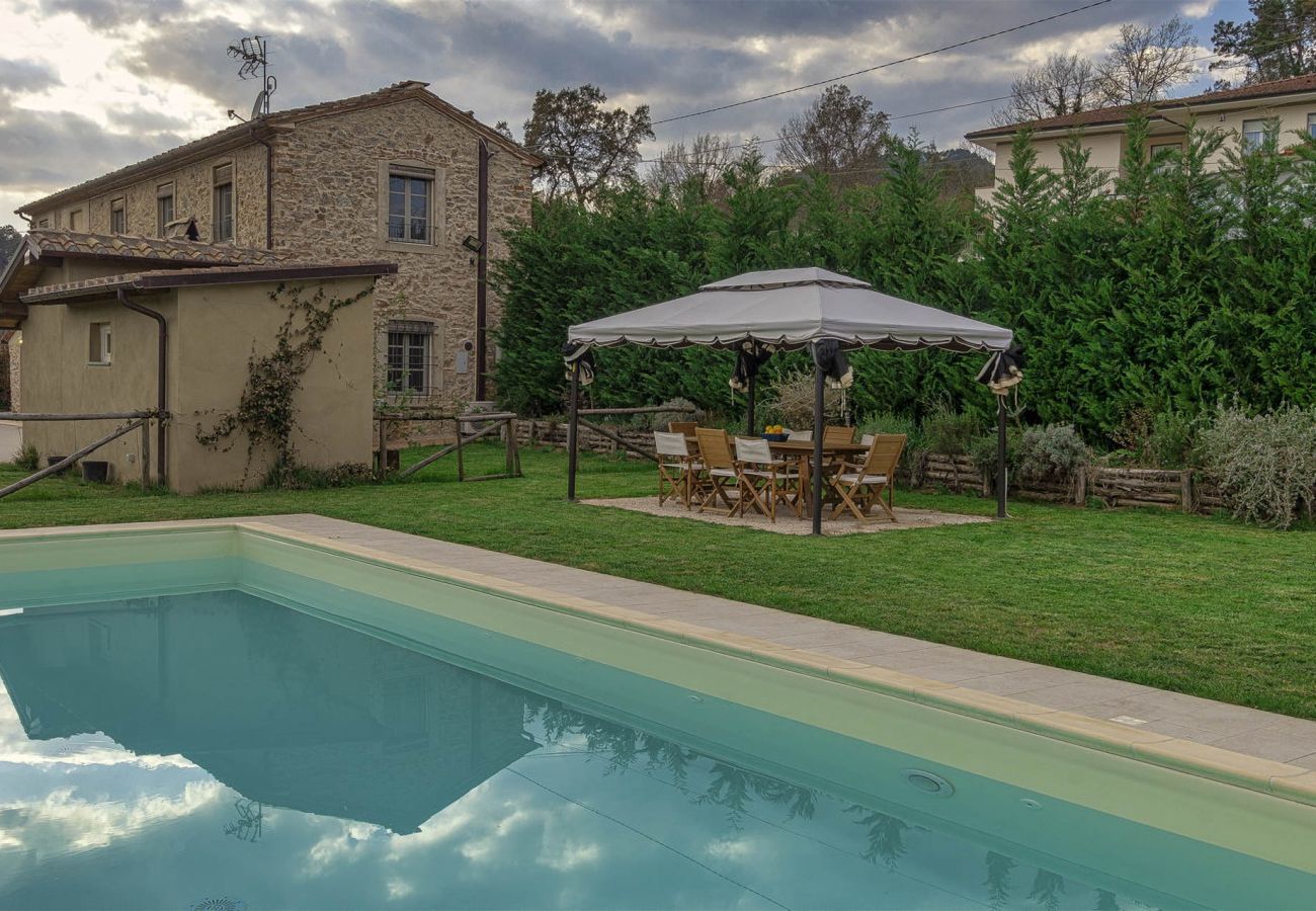 Villa in Pescaglia - Villa Cristina, modern farmhouse with Private Pool between Lucca and the Beach of Camaiore