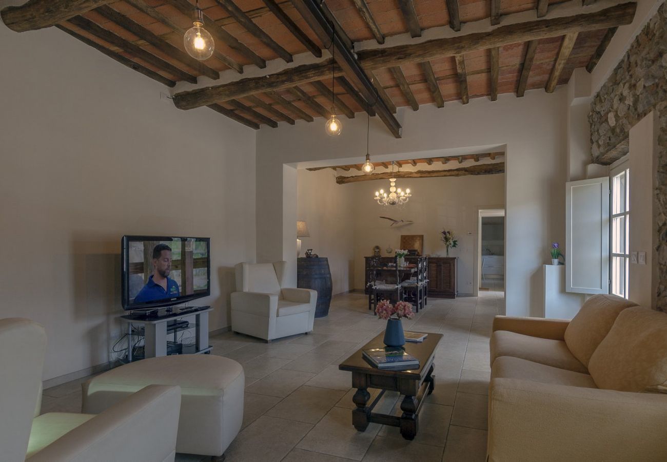 Villa in Pescaglia - Villa Cristina, modern farmhouse with Private Pool between Lucca and the Beach of Camaiore