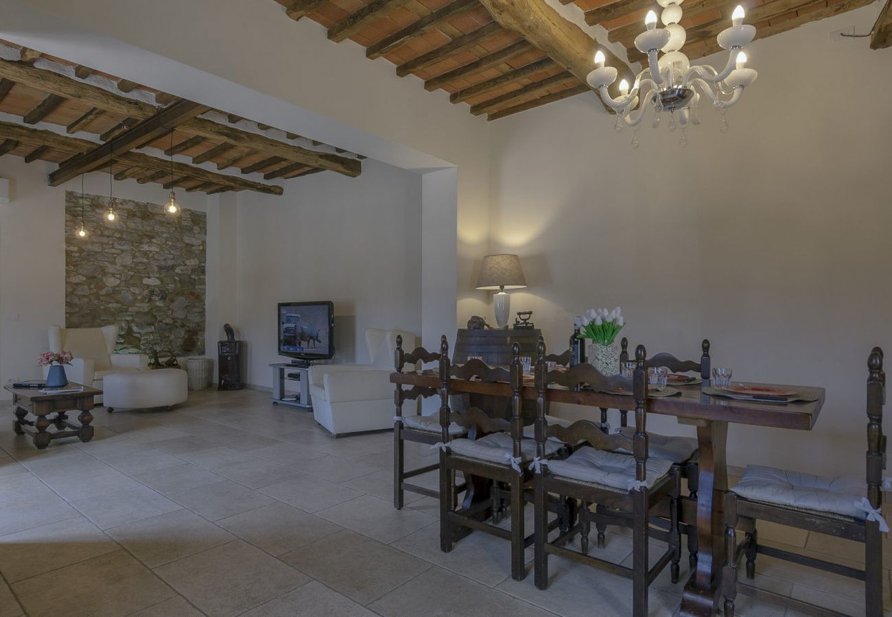 Villa in Pescaglia - Villa Cristina, modern farmhouse with Private Pool between Lucca and the Beach of Camaiore