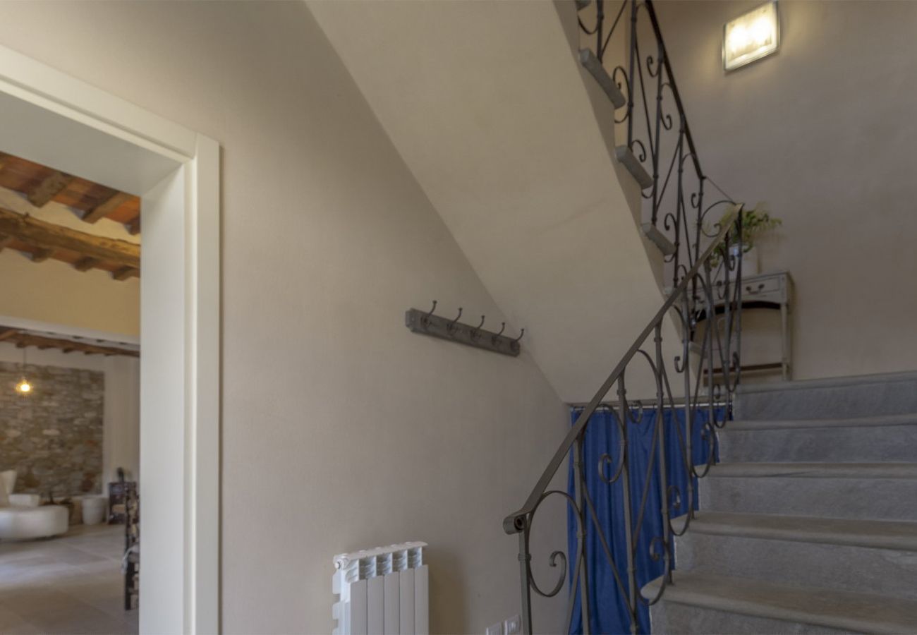 Villa in Pescaglia - Villa Cristina, modern farmhouse with Private Pool between Lucca and the Beach of Camaiore