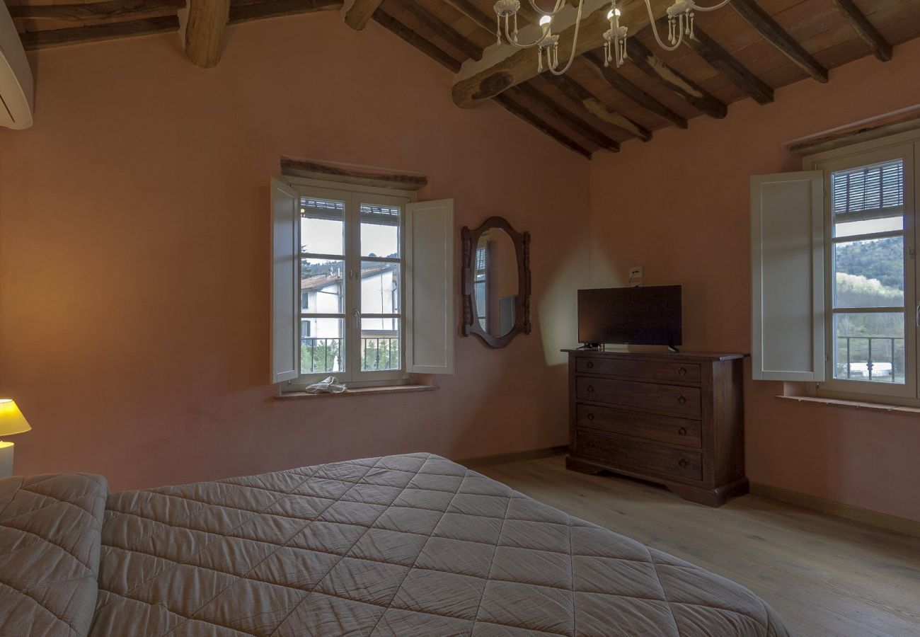 Villa in Pescaglia - Villa Cristina, modern farmhouse with Private Pool between Lucca and the Beach of Camaiore