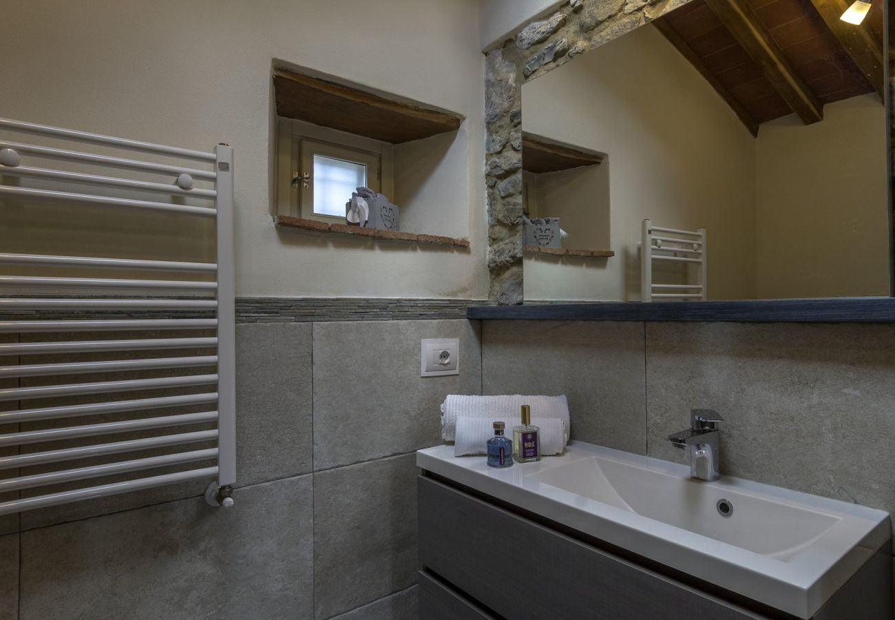 Villa in Pescaglia - Villa Cristina, modern farmhouse with Private Pool between Lucca and the Beach of Camaiore