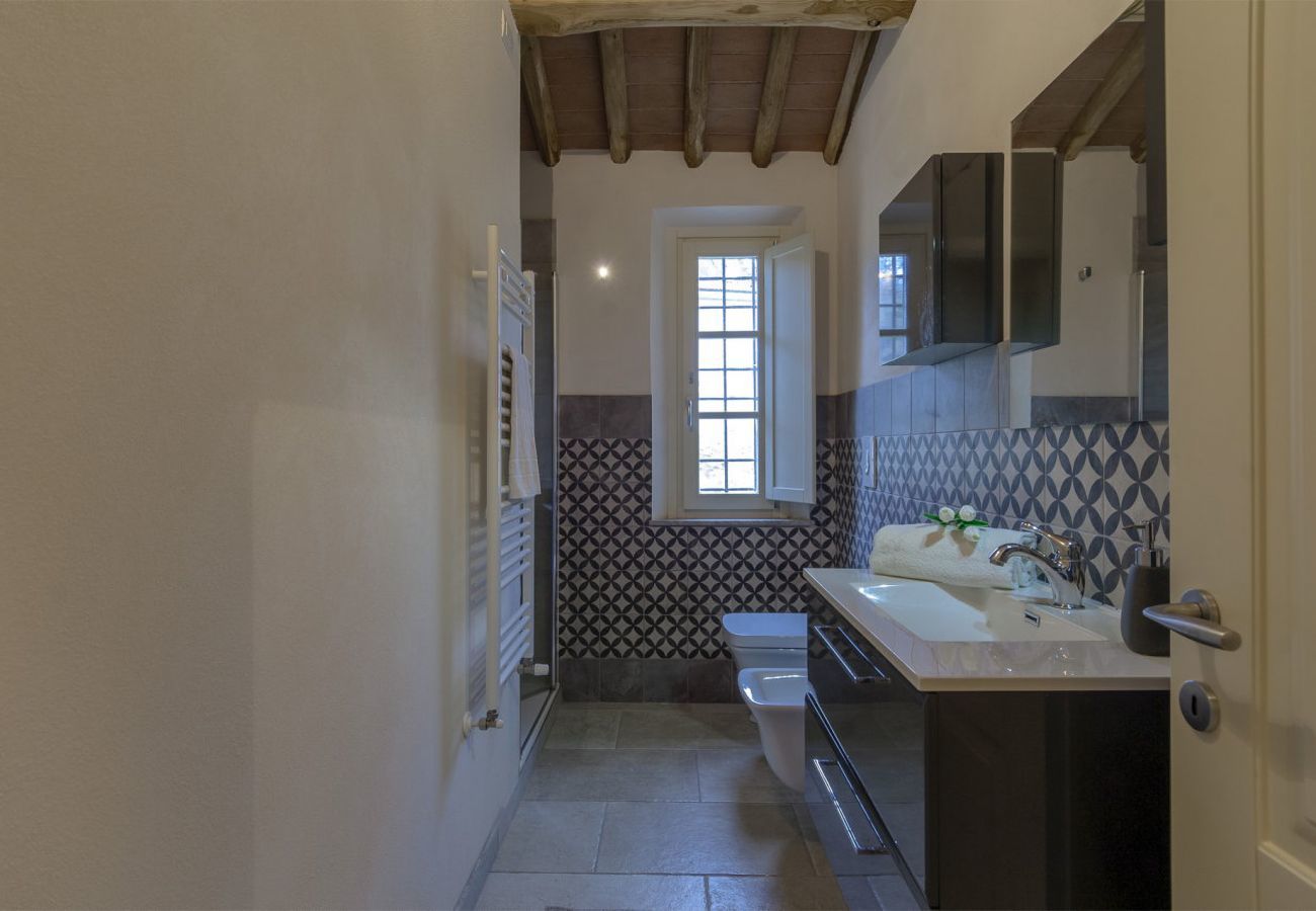 Villa in Pescaglia - Villa Cristina, modern farmhouse with Private Pool between Lucca and the Beach of Camaiore