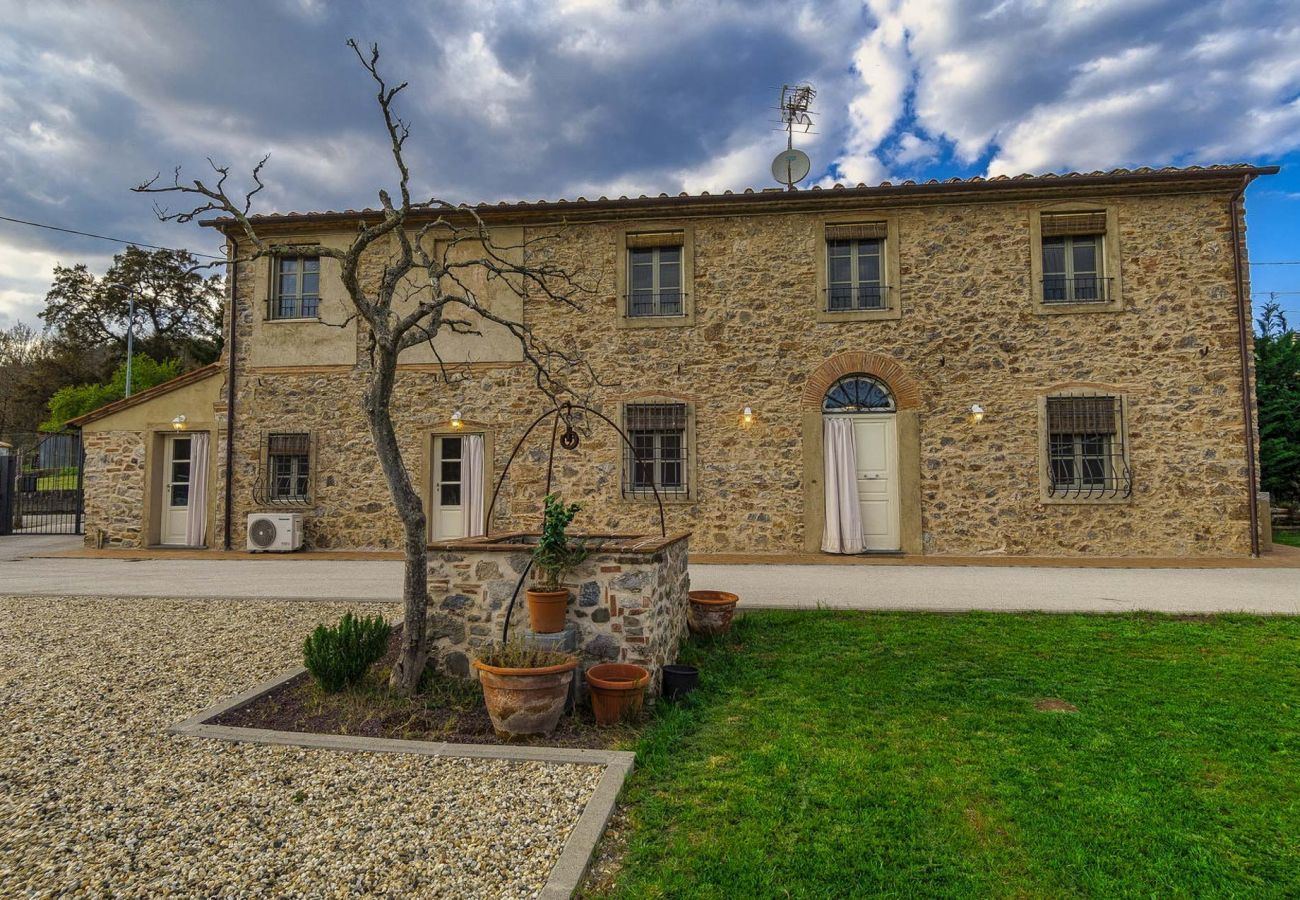 Villa in Pescaglia - Villa Cristina, modern farmhouse with Private Pool between Lucca and the Beach of Camaiore