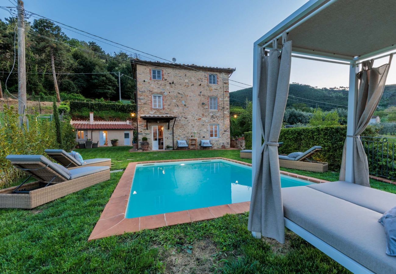 Villa in Pieve di Compito - Villa Aperitivo, Romantic and Panoramic Stone Farmhouse with Private Swimming Pool on the Hills of Lucca close to Lucca, Pisa and the Compitese area