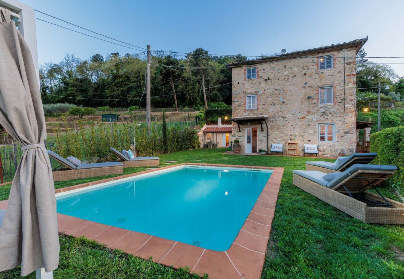 Villa in Pieve di Compito - Villa Aperitivo, Romantic and Panoramic Stone Farmhouse with Private Swimming Pool on the Hills of Lucca close to Lucca, Pisa and the Compitese area