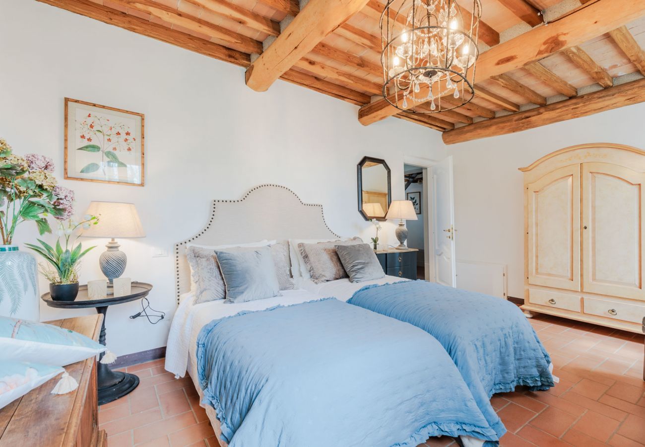 Villa in Pieve di Compito - Villa Aperitivo, Romantic and Panoramic Stone Farmhouse with Private Swimming Pool on the Hills of Lucca close to Lucca, Pisa and the Compitese area