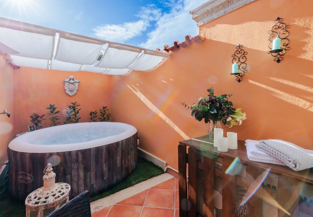 Villa in Torvaianica - A Luxury 2 Bedrooms Villa with Garden and Private Jacuzzi by the beach of Torvaianica and Campo Ascolano