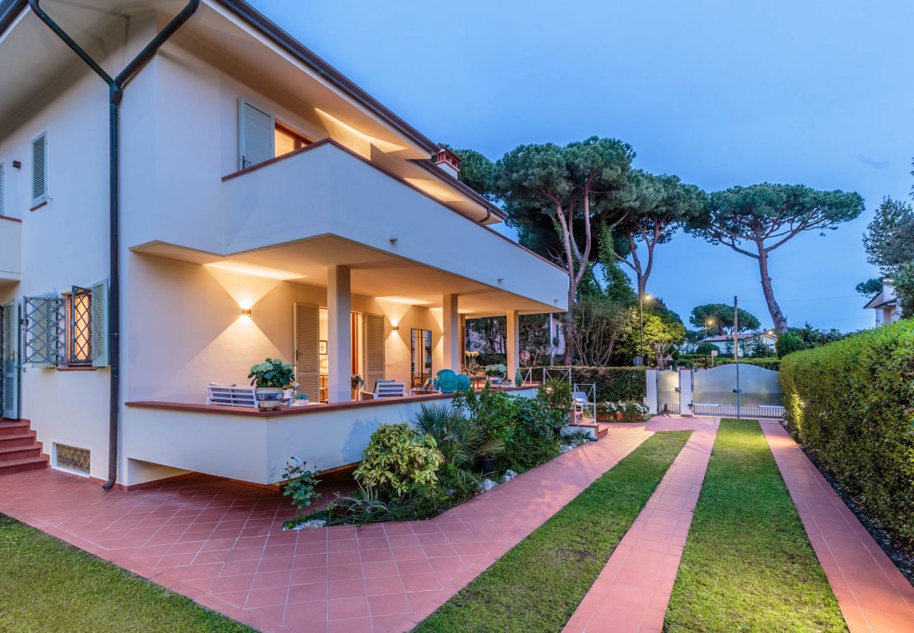 Villa in Marina di Pietrasanta - Regina Beach Villa, by the beach in Marina di Piet