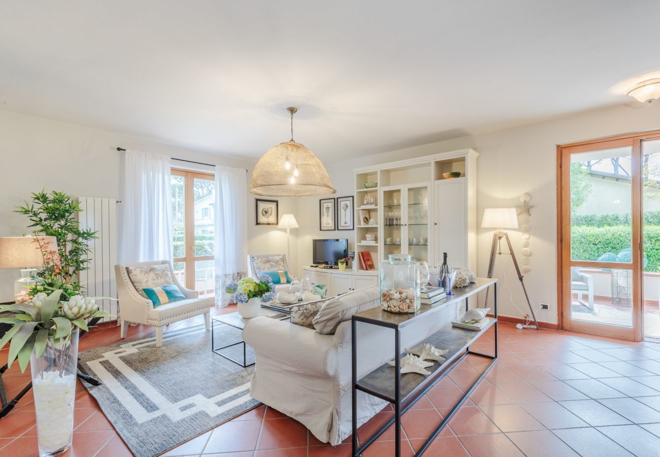 Villa in Marina di Pietrasanta - Regina Beach Villa, by the beach in Marina di Piet