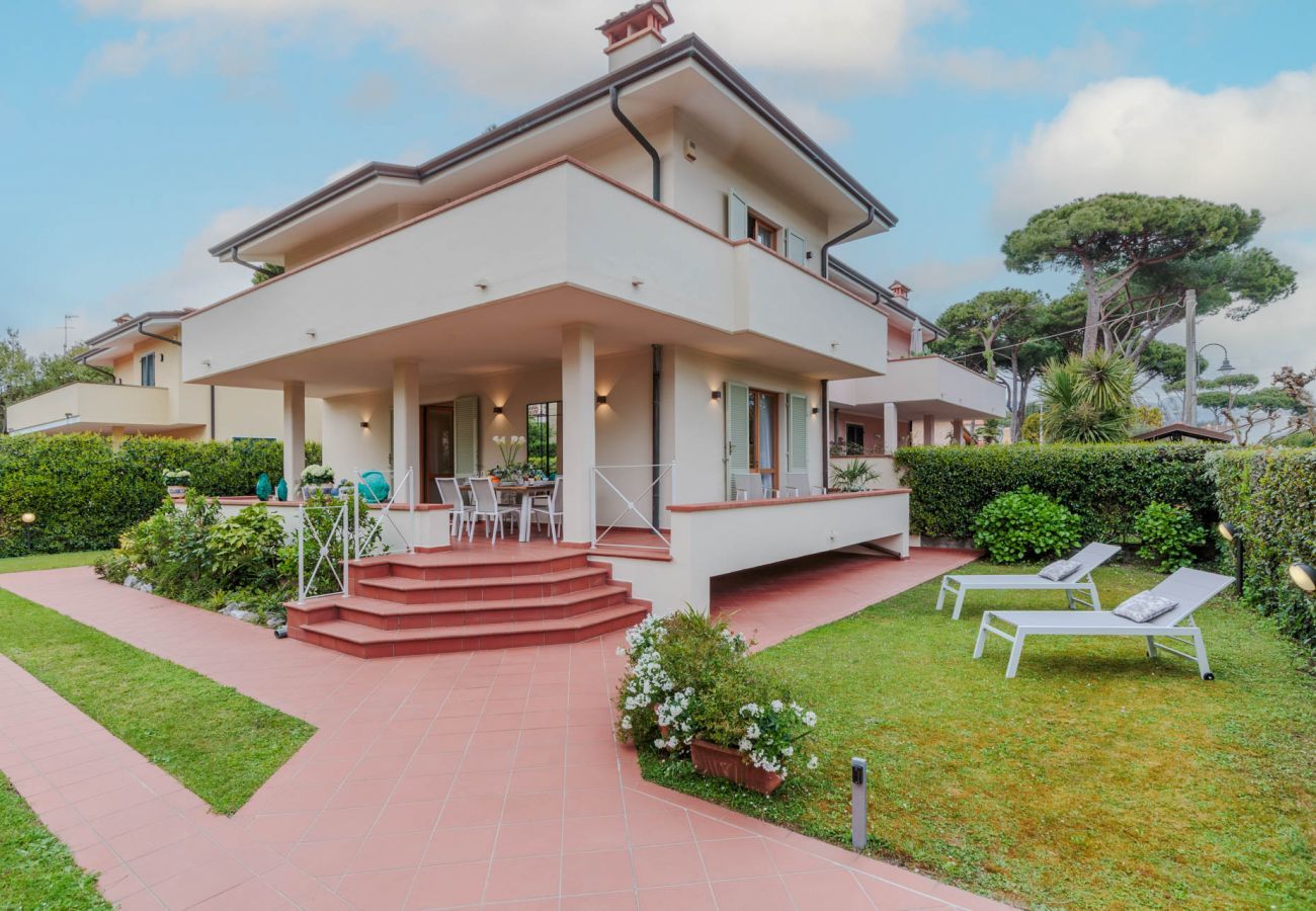 Villa in Marina di Pietrasanta - Regina Beach Villa, by the beach in Marina di Piet