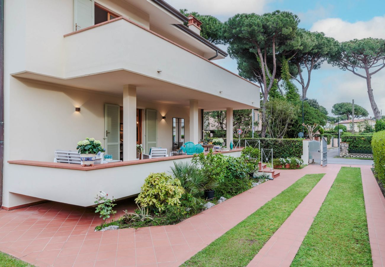 Villa in Marina di Pietrasanta - Regina Beach Villa, by the beach in Marina di Piet